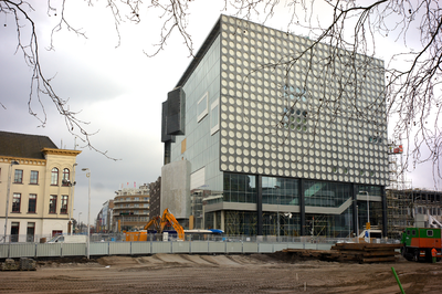 821358 Gezicht op het in aanbouw zijnde Muziekpaleis Vredenburg aan het Vredenburg te Utrecht, vanaf het Smakkelaarsveld.